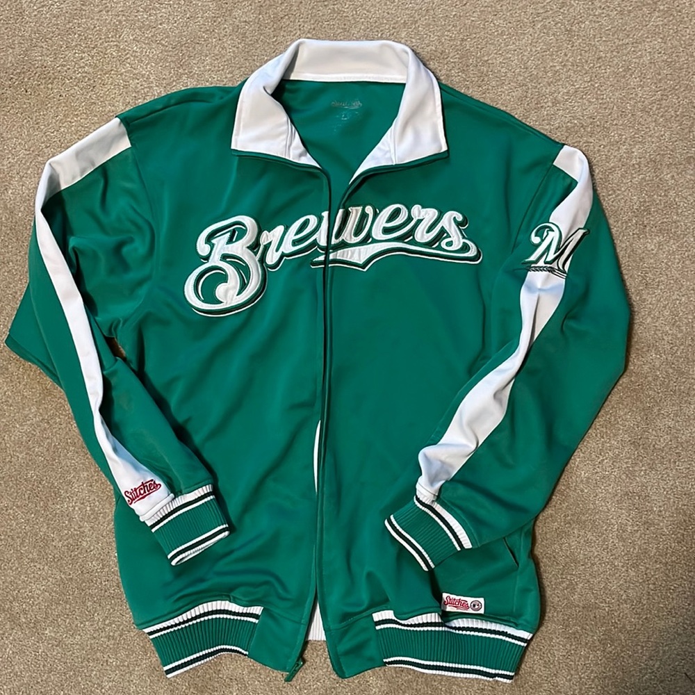 Lightweight Milwaukee Brewers zip-up jacket.
